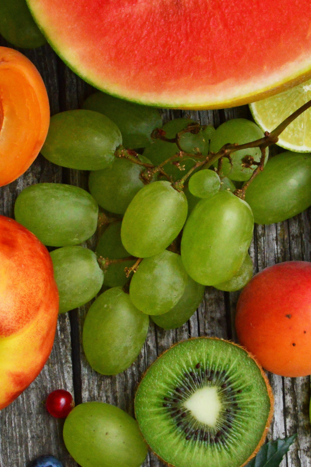 Вкусные спелые фрукты и ягоды на столе