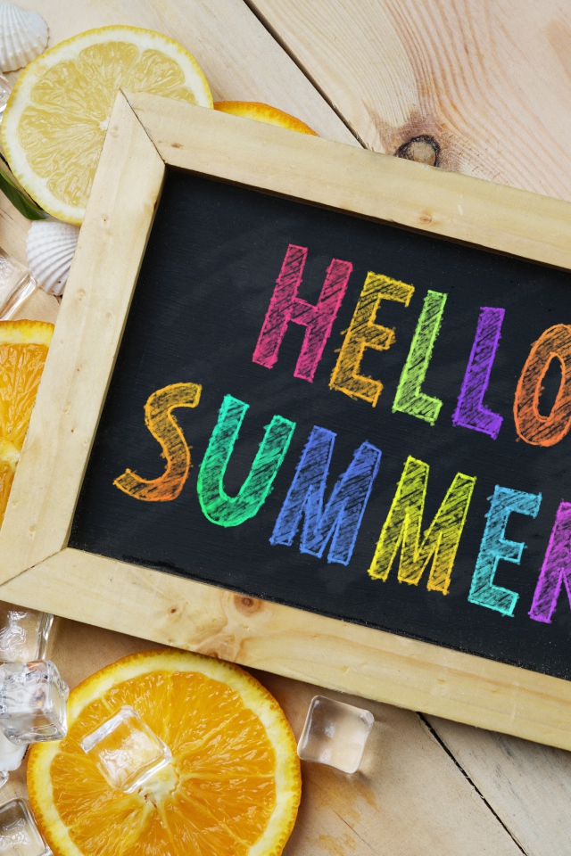 Надпись привет лето на столе с кусочками лимона и апельсина со льдом