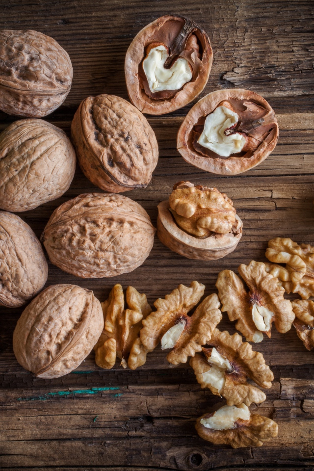 Грецкие орехи на деревянном столе 