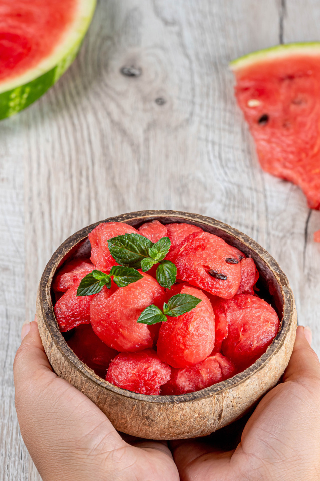 Мякоть арбуза в миске в руках