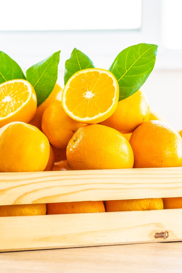 Деревянный ящик спелых сочных апельсинов