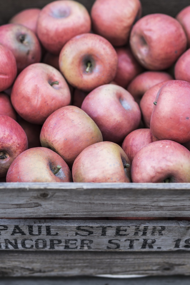 Деревянный ящик с красными спелыми яблоками