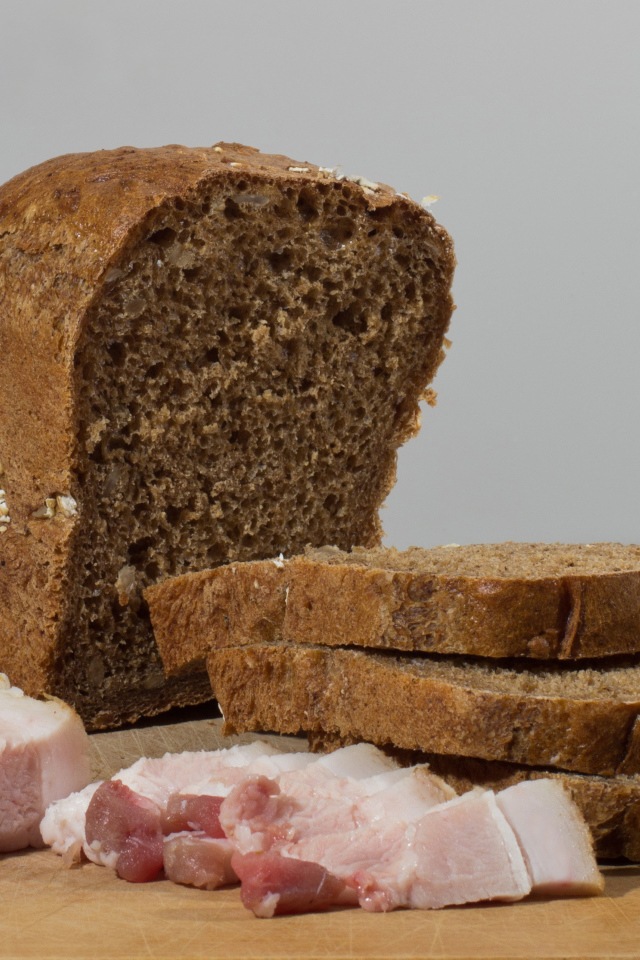 Черный хлеб на столе с нарезанным салом