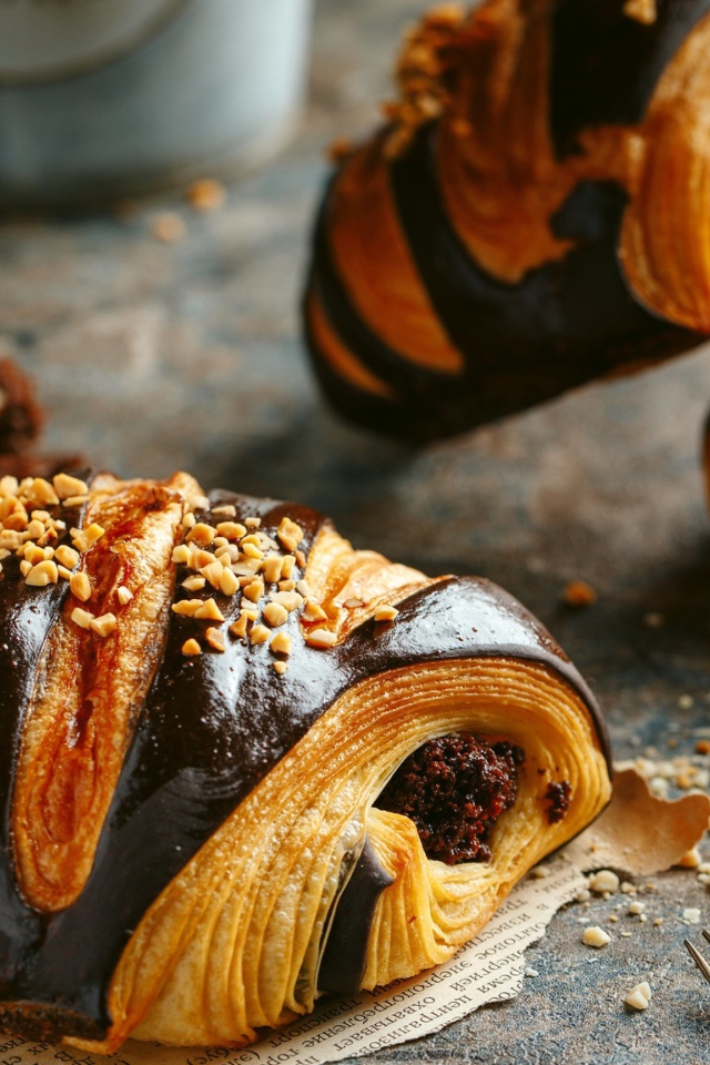 Аппетитные булочки  с шоколадом и орехами 