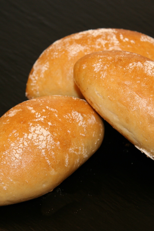 Три свежие булочки на столе 