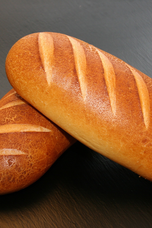 Два свежих румяных батона на столе