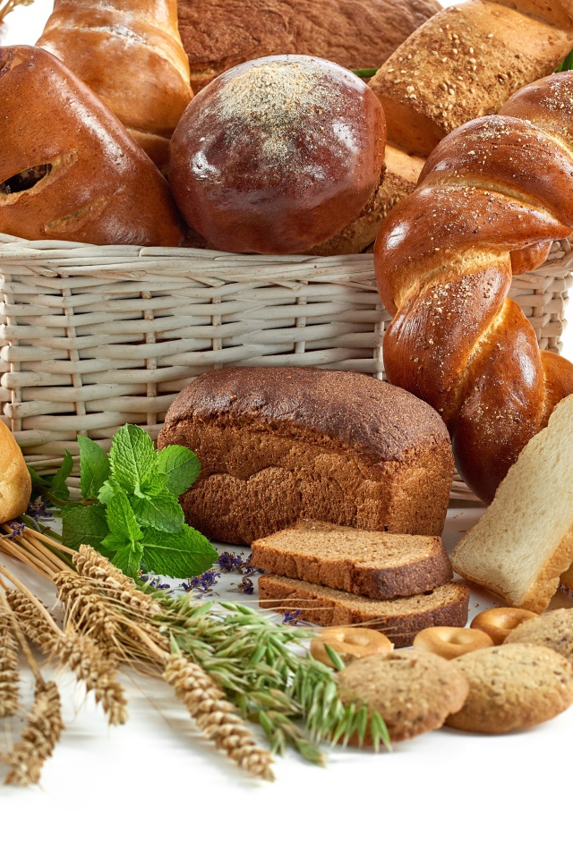 Различная вкусная ароматная свежая выпечка на белом фоне