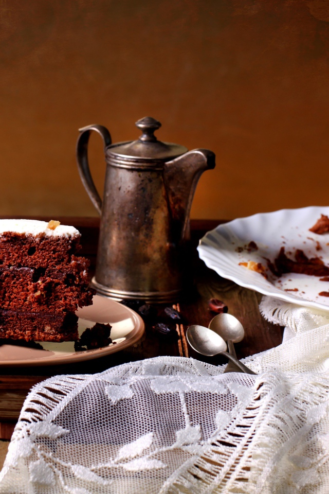 Кусок пирога на тарелке на столе с чаем 