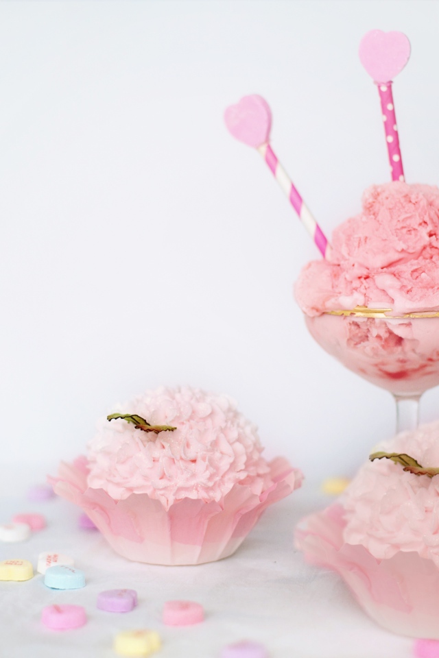 Воздушное розовое пирожное с кремом