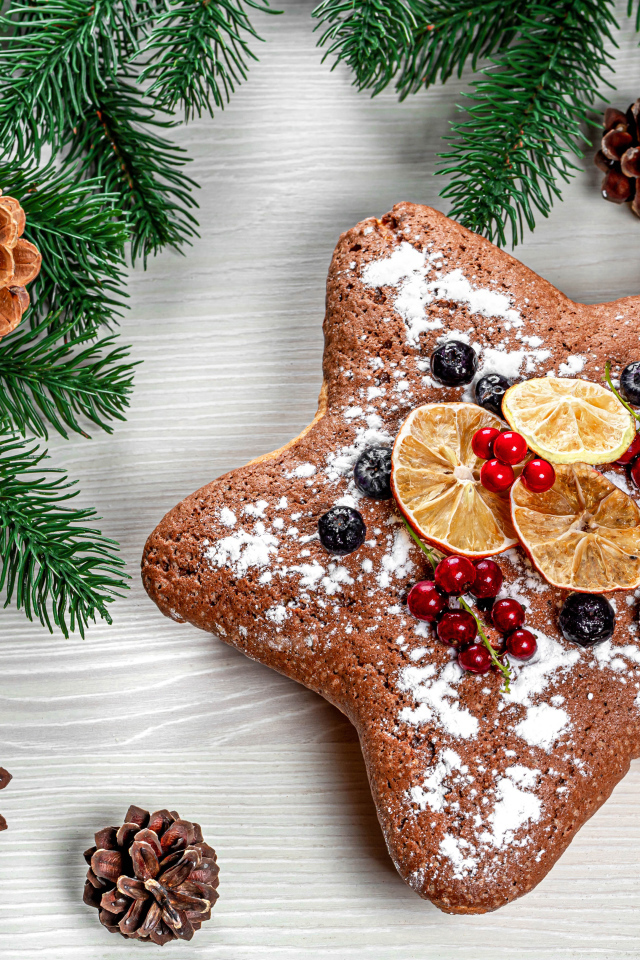 Аппетитный рождественский кекс в форме звезды с еловой веткой и шишками