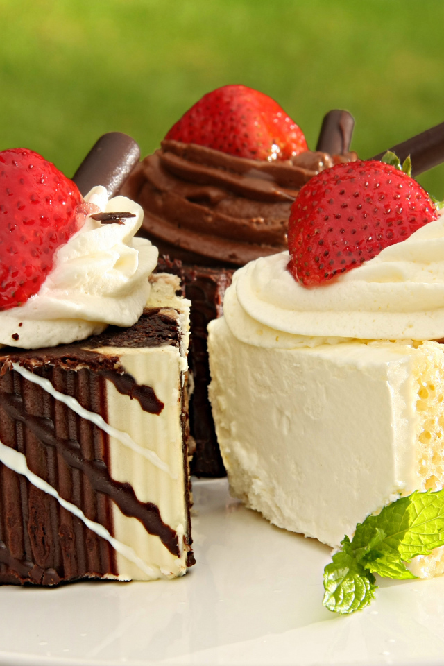 Аппетитные пирожные с кремом и клубникой 