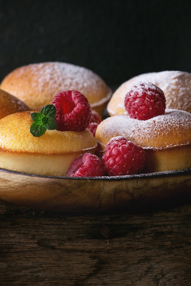 Аппетитные кексы с ягодами малины и сахарной пудрой 