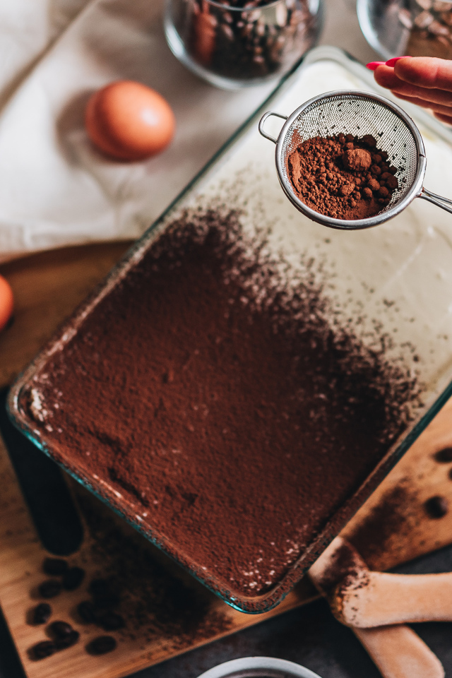 Аппетитный десерт посыпан какао 