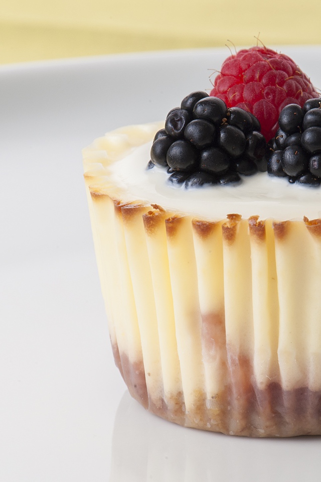 Аппетитный десерт с ягодами черники и малины 