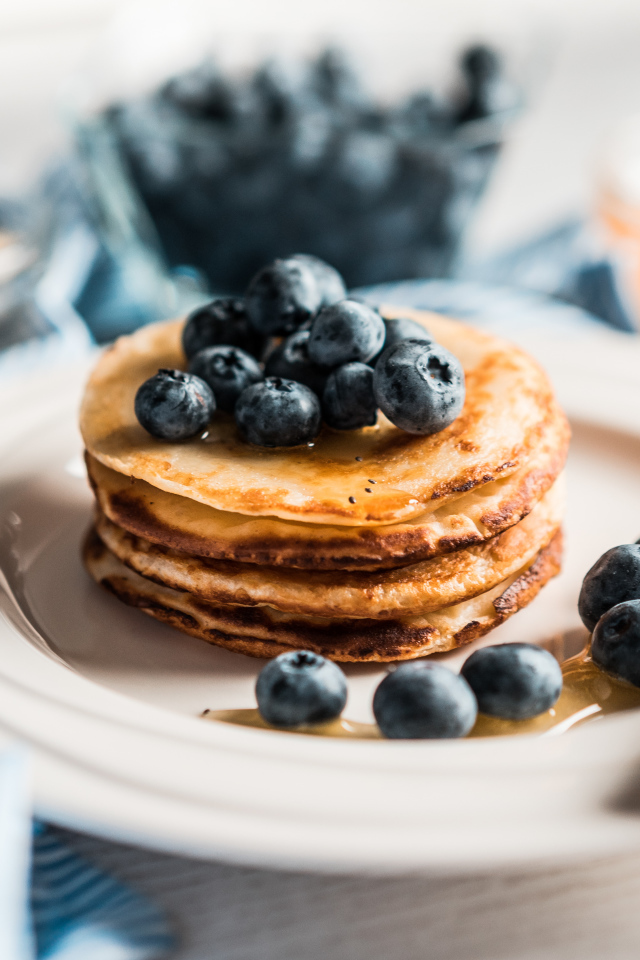 Аппетитные румяные оладьи с медом и ягодами черники