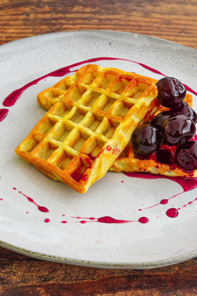 Аппетитные сладкие вафли с вишневым вареньем 