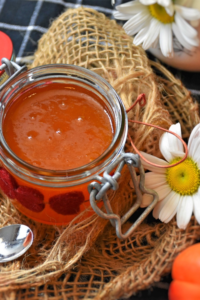 Абрикосовый джем на столе с ромашками