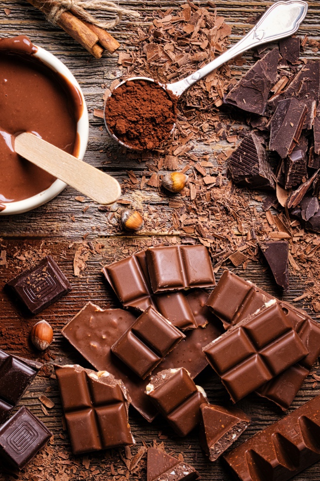 Плитки черного и молочного шоколада на столе 