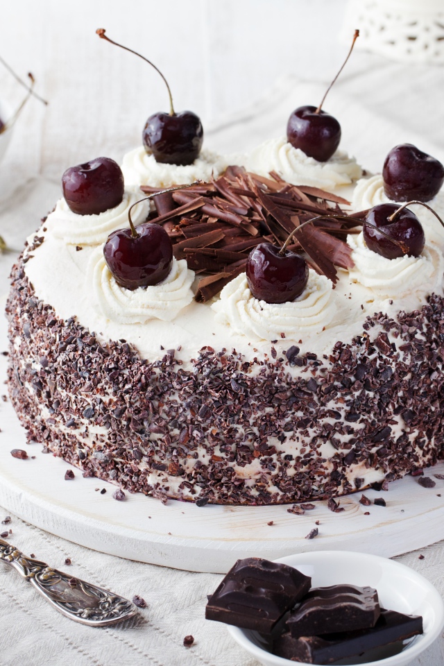 Красивый торт с кремом, шоколадом и черешней