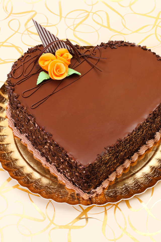 Красивый торт в форме сердца в шоколаде на столе