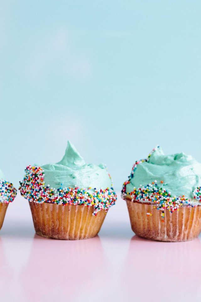 Красивые праздничные кексы с голубым кремом