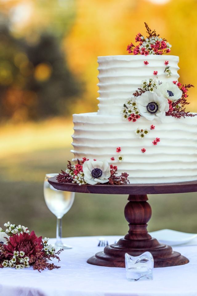 Красивый свадебный торт с цветами 