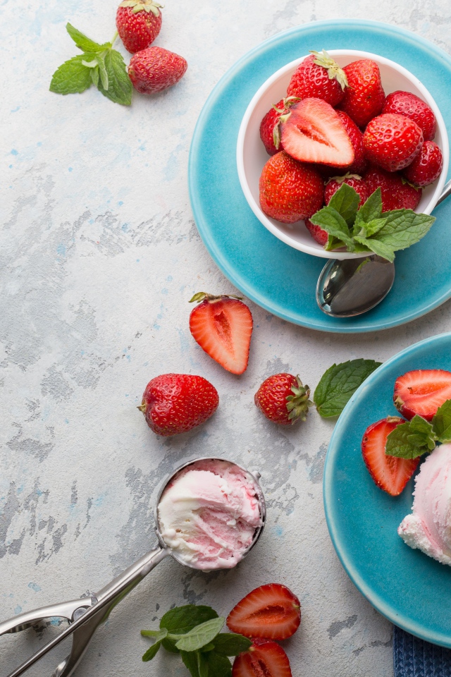 Ягодное мороженое на тарелке с ягодами клубники 