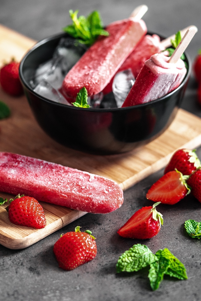 Ягодное мороженое с клубникой и мятой на столе 