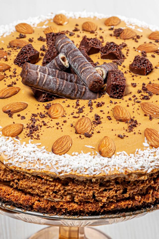 Большой торт со сгущенкой, орехами и шоколадом  на столе