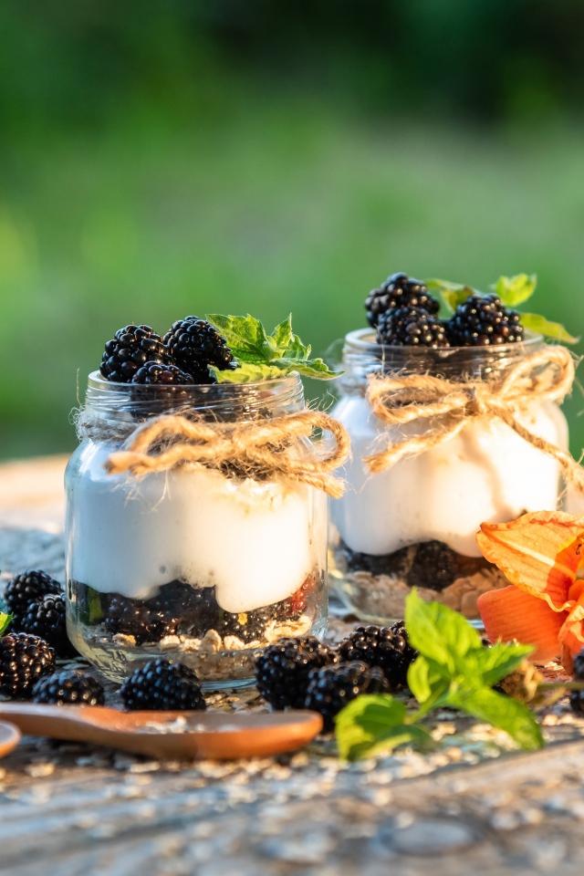 Ягоды ежевики в банках с йогуртом 