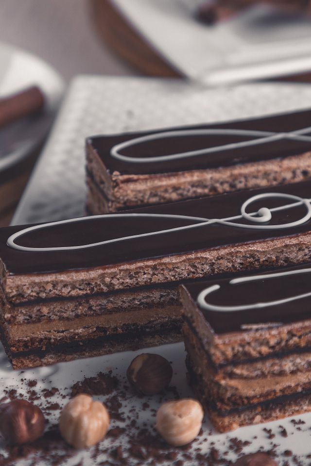 Пирожное мелодия на столе с орехами и чаем