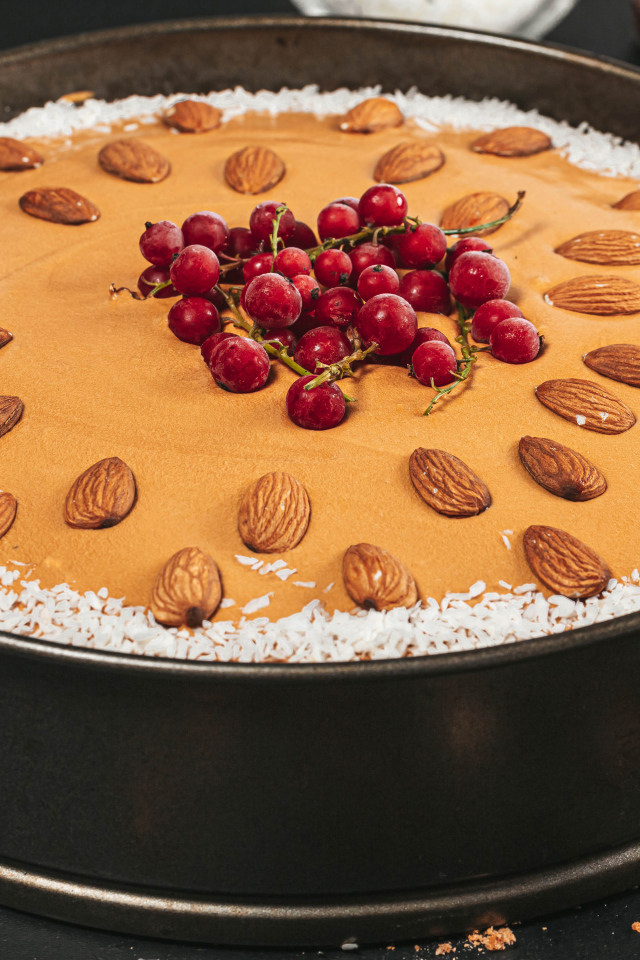 Торт с миндальными орехами, кокосовой стружкой и красной смородиной