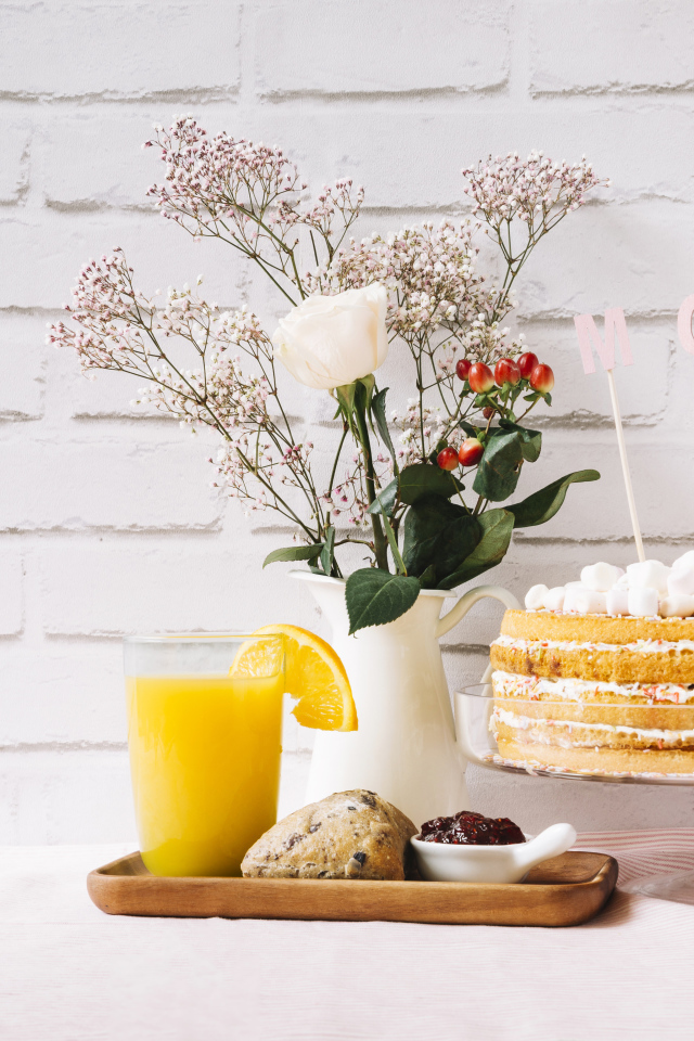 Торт с цветами кексом и соком для мамы