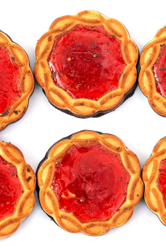 Пирожное с джемом на белом фоне