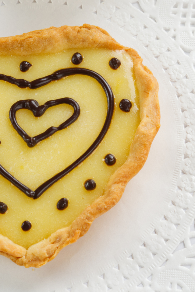 Пирожное с лимонным кремом и шоколадом на столе 