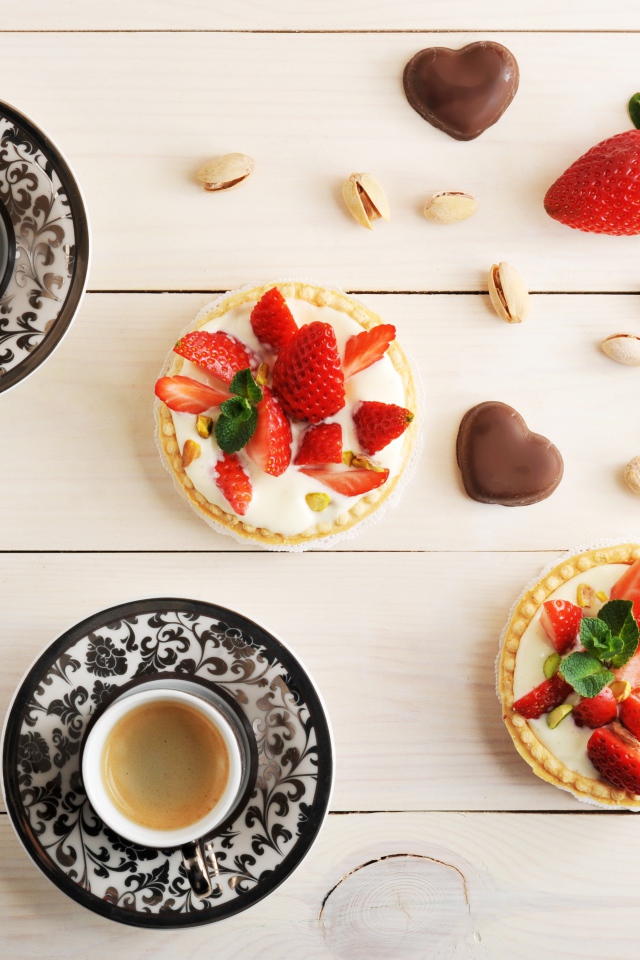 Пирожные с клубникой на столе с кофе