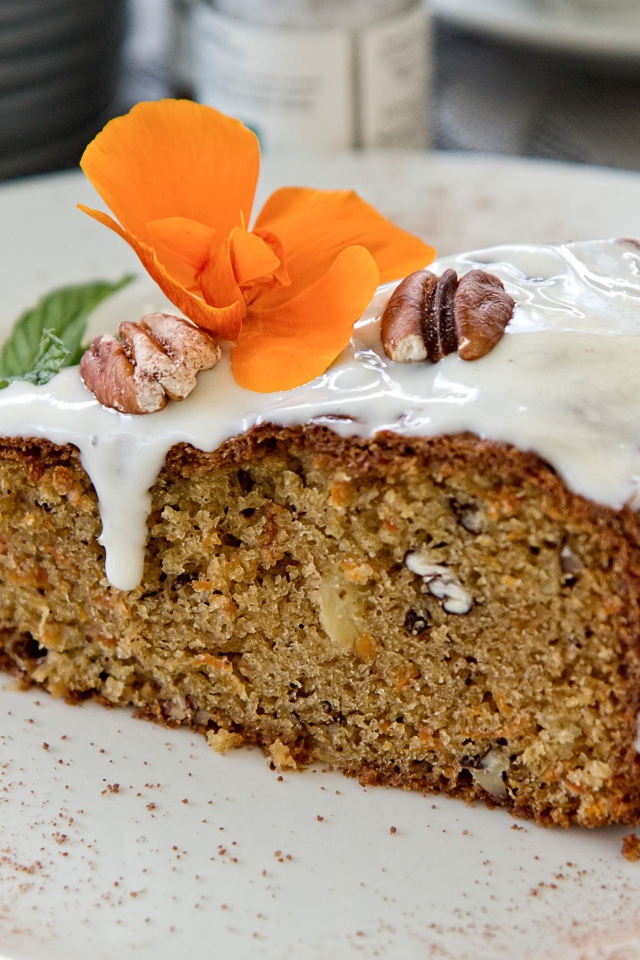 Морковный торт с орехами на тарелке 