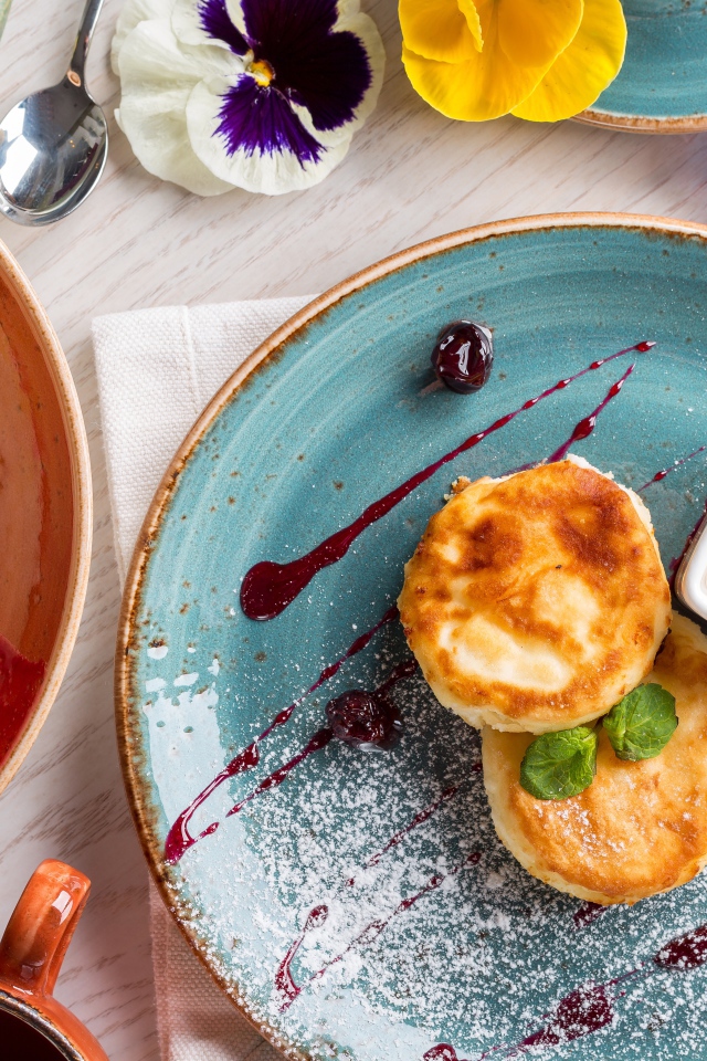 Сырники на тарелке с джемом 