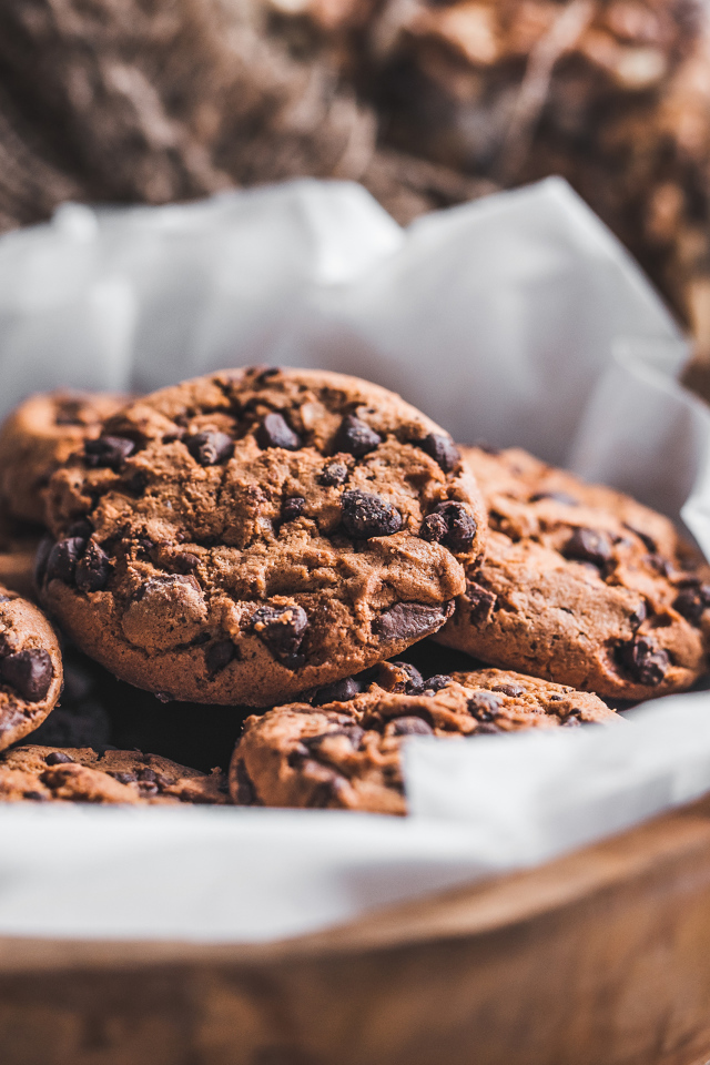 Печенье с шоколадной крошкой на столе 