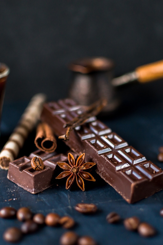 Шоколадные батончики на столе с трубочками и кофе