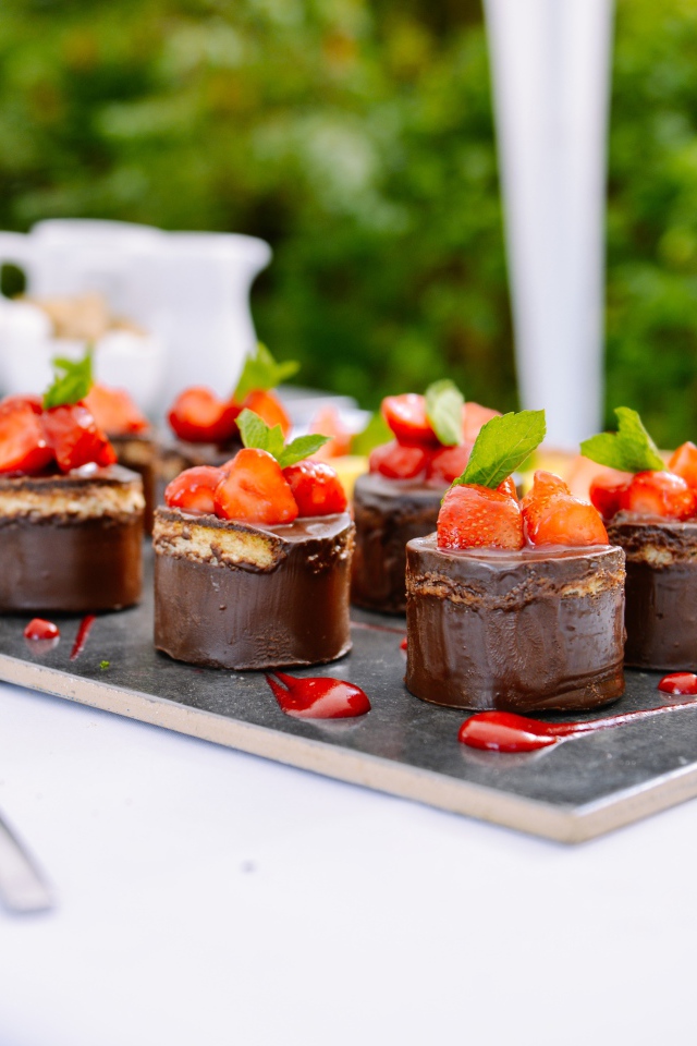 Шоколадное пирожное с ягодами клубники на столе