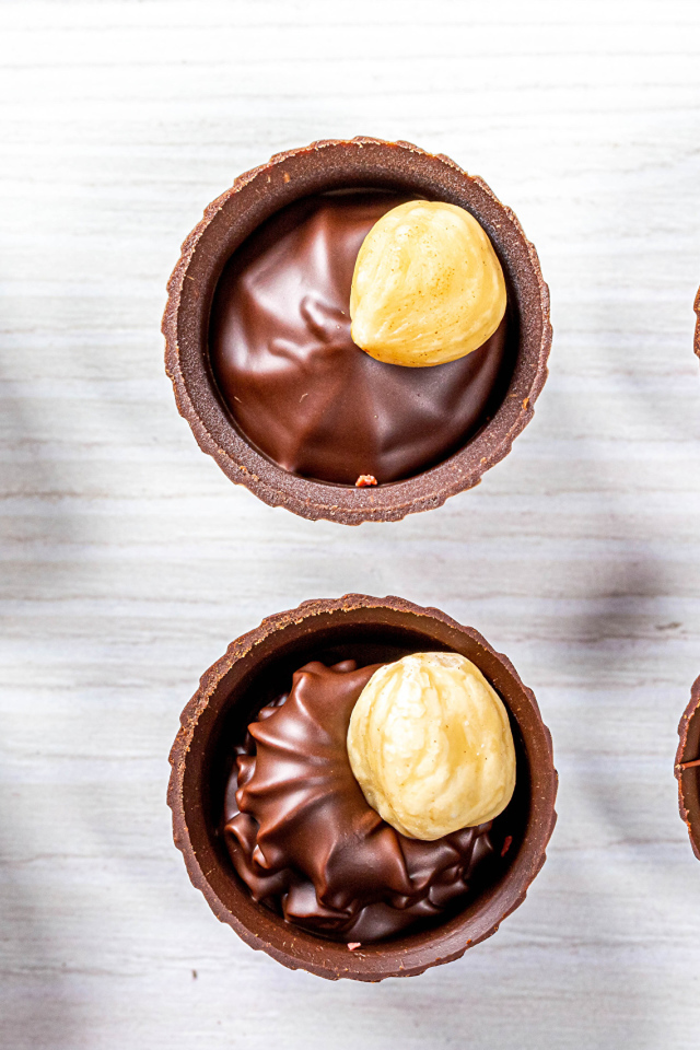 Шоколадные конфеты с фундуком на столе