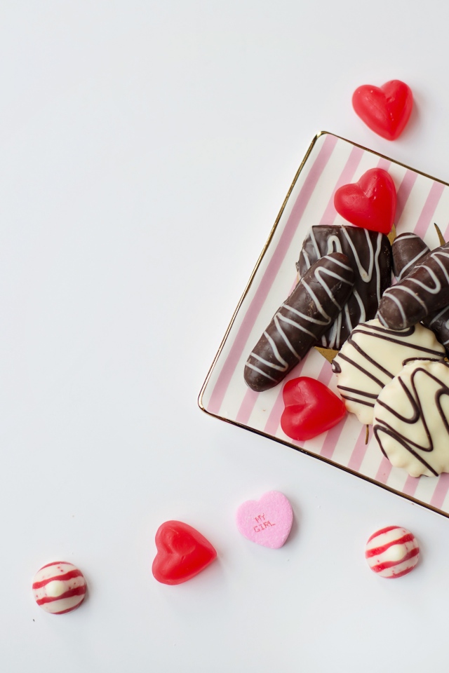 Печенье в шоколаде на сером фоне с мармеладом 