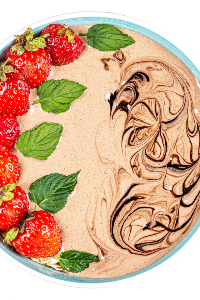 Шоколадный десерт с ягодами клубники на белом фоне