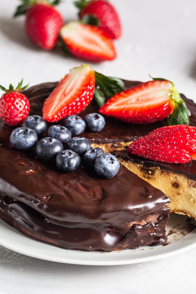 Пирог в шоколаде с ягодами черники и клубники 