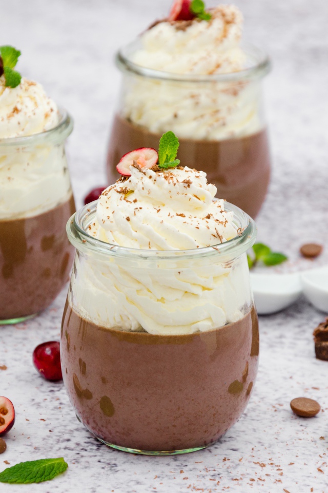 Шоколад со сливками в баночках на столе 