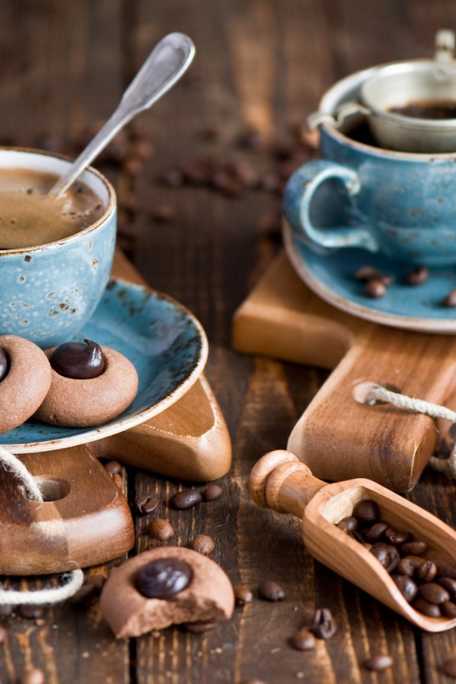 Кофе на столе с печеньем и кофейными зернами