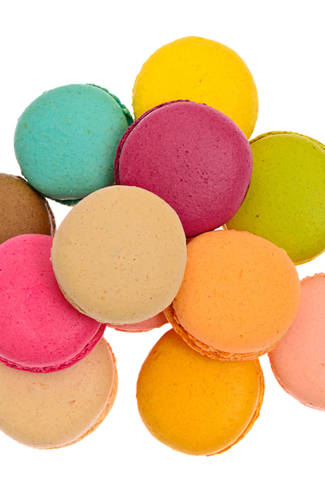 Разноцветный десерт макарун на белом фоне