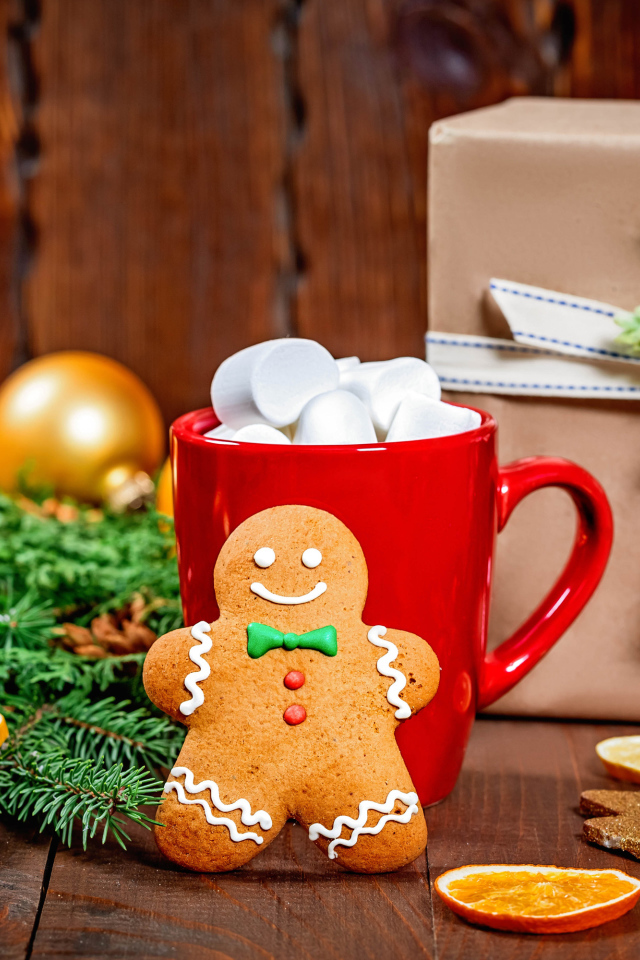 Печенье, чашка, еловая ветка и подарок на Рождество 