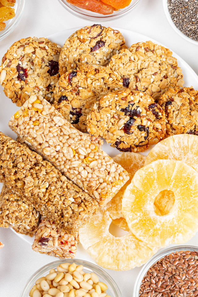 Печенье,  сухофрукты и злаки на столе 